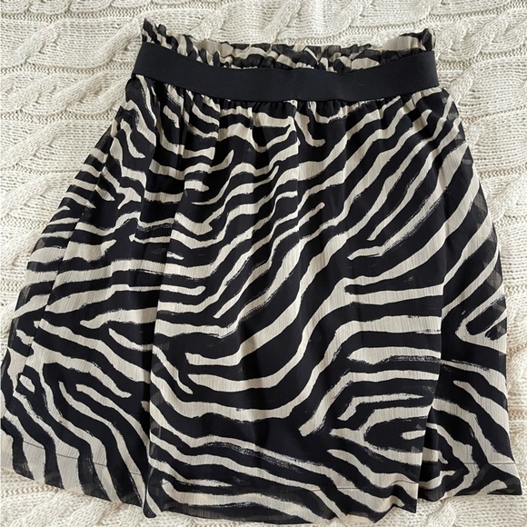 H&M Crinkled Chiffon Short Skirt, Size 6 - Picture 5 of 9